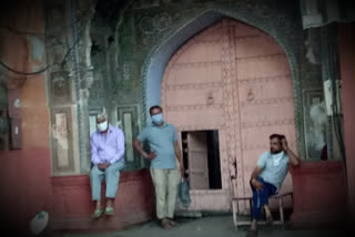 पीछे के गेट से भक्तों को मिल रही एंट्री, Devotees getting entry from back gate