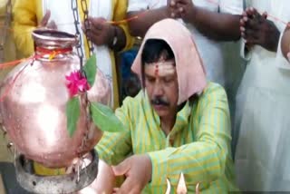 Energy minister consecrating Lord Shiva