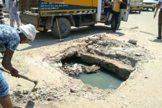 Open drains are being repaired by PWD on Nagloi-Nazafgarh road in delhi