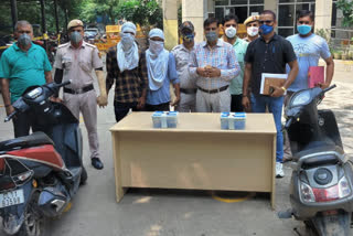 south rohini police arrested 2 snatchers with weapons