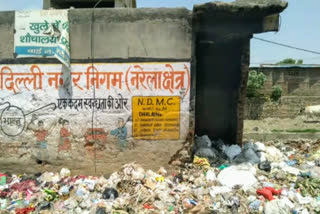 people in trouble due to garbage in nangloi najafgarh main road