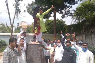 controversy-over-climbing-kargil-memorial-of-mayor-in-dhamtari