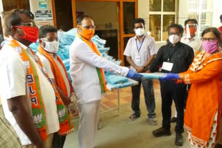 BJP leaders donate PPE kits to thenali hospital staff in guntur district