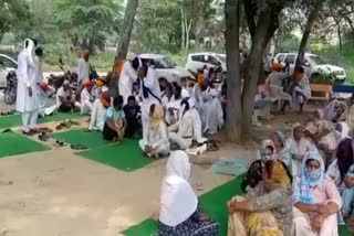 The family of slain Mandeep Singh staged a dharna demanding arrest of the accused