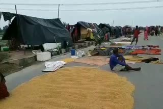 People affected by floods have taken shelter on NH in Motihari