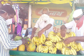 bus-driver-is-selling-fruit-due-to-lack-of-money-in-this-covid-pandemic-in-hingoli