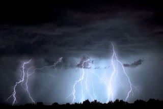 lightning strikes in West Bengal  West Bengal news  lightning strike  thunderstorm  ഇടിമിന്നലേറ്റ് മരിച്ചു  പശ്ചിമ ബംഗാൾ  കൊൽക്കത്ത