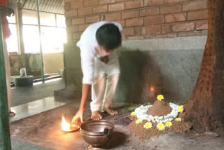 Vinay Guruji is worshiping