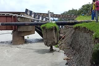 প্রবল বৃষ্টির জেরে ভাঙল রেল সেতু