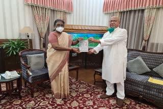 Saryu Rai presented book to Governor Draupadi Murmu