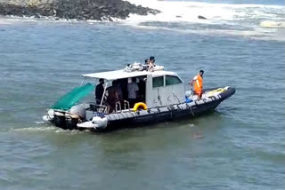 Police news  ccused who jumped into the sea  kasargod news  കാസര്‍കോട് വാര്‍ത്തകള്‍  പ്രതി കടലില്‍ ചാടി  പൊലീസ് വാര്‍ത്തകള്‍