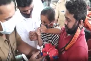 Firefighters rescue a baby trapped inside a toy belly  കളിപ്പാട്ടം വയറിന് മുകളിൽ കുടുങ്ങി  മൂന്ന്‌ വയസുകാരന്‌ രക്ഷകരായി അഗ്നി രക്ഷാ സേന  മലപ്പുറം