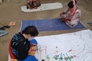 women prisoners making rakhi