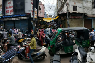 People gathered in Raipur market by ignoring the lockdown rules