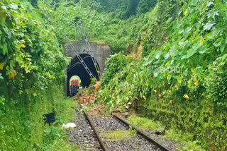 മഴയിൽ നാശനഷ്ട്ടം  kottayam heavy rain  ട്രെയിൻ ഗതാഗതം തടസപ്പെട്ടു  മണ്ണിടിച്ചിൽ  ശക്തമായ മഴ  heavy rain kerala  landslide in kottayam  kottayam train service