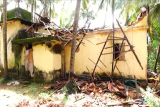 A house collapsed due to heavy rain in Kasargod  heavy rain in Kasargod  Kasargod news  rain news  കാസര്‍കോട് വാര്‍ത്തകള്‍  മഴ വാര്‍ത്തകള്‍  കനത്ത മഴ  കാസര്‍കോട് കനത്ത മഴ