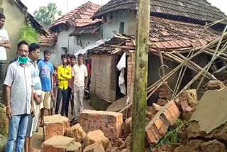 10 year old child died due to house collapse in jamtara, child died due to house collapse in jamtara, news of Jamtara Nala Police Station, जामताड़ा में घर धंसने से  10 साल के बच्चे की मौत, जामताड़ा नाला थाना की खबरें, जामताड़ा में घर धंसने से बच्चे की मौत