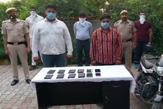 delhi police special staff arrested two accused with 6 mobile phones