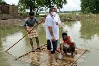 बाढ़ पीड़ितों की मदद कर रहे कांग्रेस विधायक अमित कुमार टुन्ना