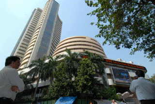 Market Roundup: Sensex tanks 422 points; Reliance slumps 4%