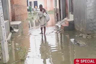 तालाब में तब्दील हुई गांव की गलियां