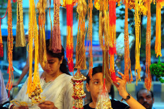 demand of swadeshi rakhi increasing in sarojini nagar market in delhi