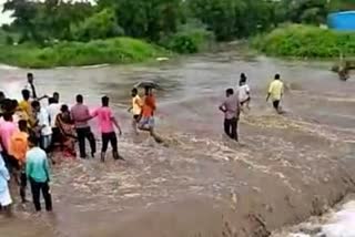 two-friend-caught-in-a-flash-flood-at-paithan-aurangabad