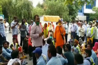 akhil bhartiya majdoor union protest on contract worker death at noida authority