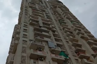 Woman suicide jumping from 19th floor in noida