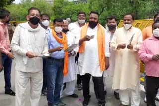 North MCD cleanliness workers protest outside CM Arvind Kejriwal's house