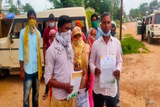 villagers-wandering-for-tendu-leaf-payment-due-to-bank-negligence-in-kanker