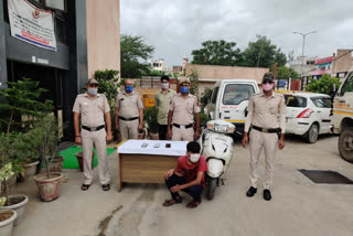 mobile snatcher arrested in Bindapur delhi