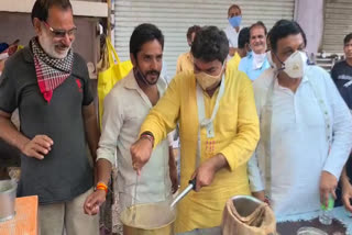 Congress MLA Sanjay Shukla made tea in support of traders