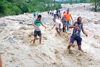 congress-mla-harish-dhami-miraculously-escaped-in-seasonal-drain