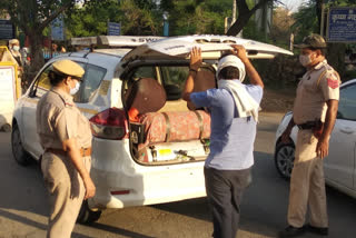 police picket checking at kakrola in delhi