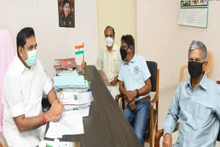 directors-bharathiraja-s-a-chandrasekhar-met-the-chief-minister