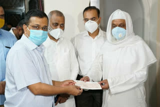 CM Kejriwal handed over check of one crore rupees to family of Dr. Javed Ali in delhi