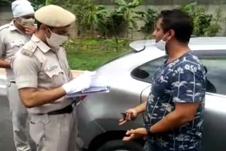 delhi police mask challan at naraina road due to coronavirus