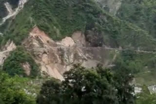 badrinath-highway-disrupted-due-to-hill-break-between-nandprayag-and-chamoli