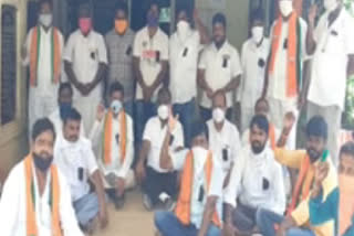 bjp-yadadri-district-president-protest-at-choutuppal-mro-office