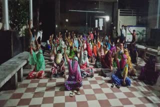 cleaners-protest-against-ambedkar-hospital-management-for-not-getting-food-in-raipur