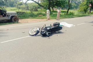 woman died in road accident in Simdega, road accident in Simdega, News of simdega kolebira police station, सिमडेगा में सड़क दुर्घटना में एक महिला की मौत, सिमडेगा में सड़क दुर्घटना, सिमडेगा कोलेबिरा थाना की खबरें