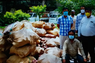 man arrested with red sandalwood by delhi crime branch