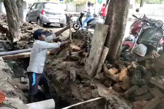 PWD is busy in cleaning drains in Chhatarpur Delhi