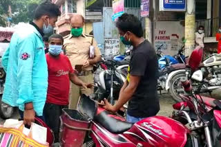 4 lakh rupees was looted by breaking the deck of a motorbike