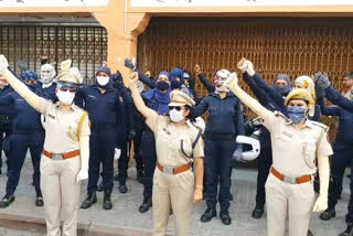 निर्भया स्क्वाड कर रही पौधारोपण, Nirbhaya Squad doing plantation