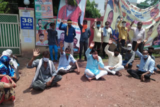 cleaners sitting on strike