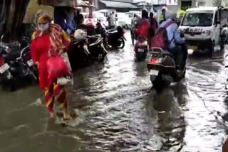 People are upset due to water logging on road in Mehrauli