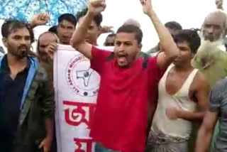 Aamsu and oikyo sena protest at flood effected area of fakirganj