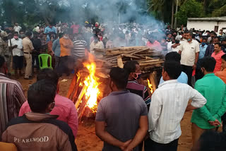 ಒಕ್ಕಲಿಗ ಸಂಪ್ರದಾಯದಂತೆ ಅಂತ್ಯಕ್ರಿಯೆ